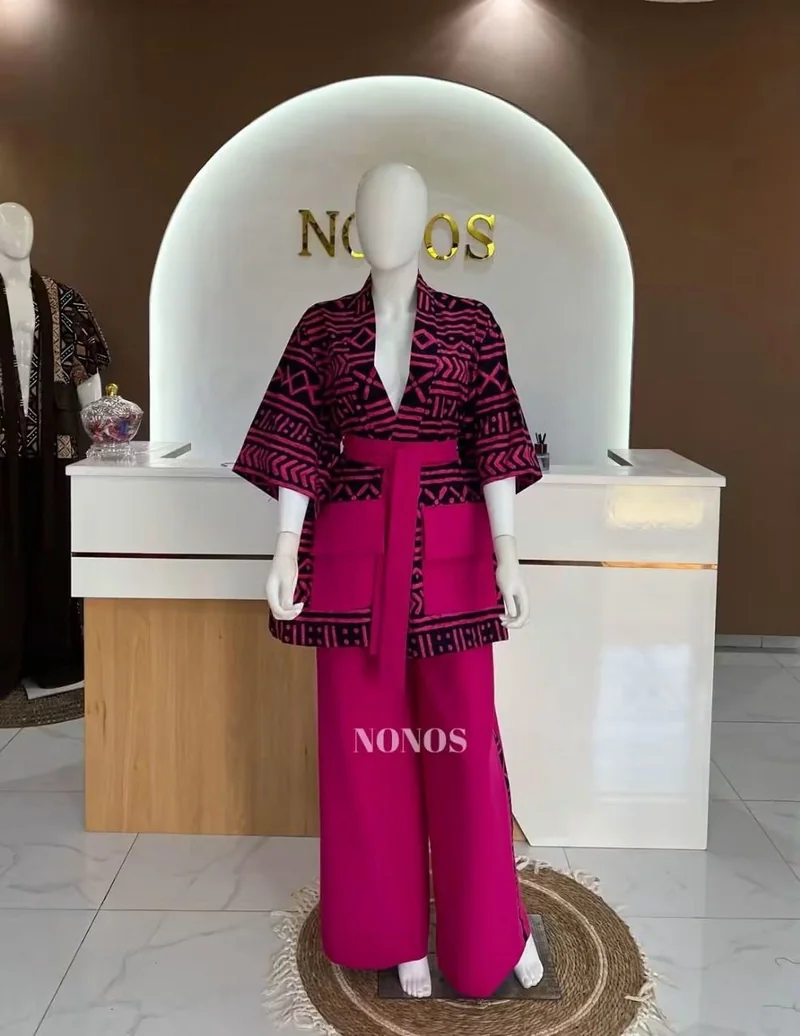 Ensemble fuchsia présenté sur mannequin devant l'arche NONOS