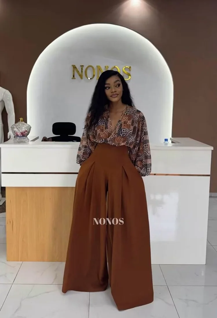La boutique NONOS : arche lumineuse au nom de la marque et comptoir